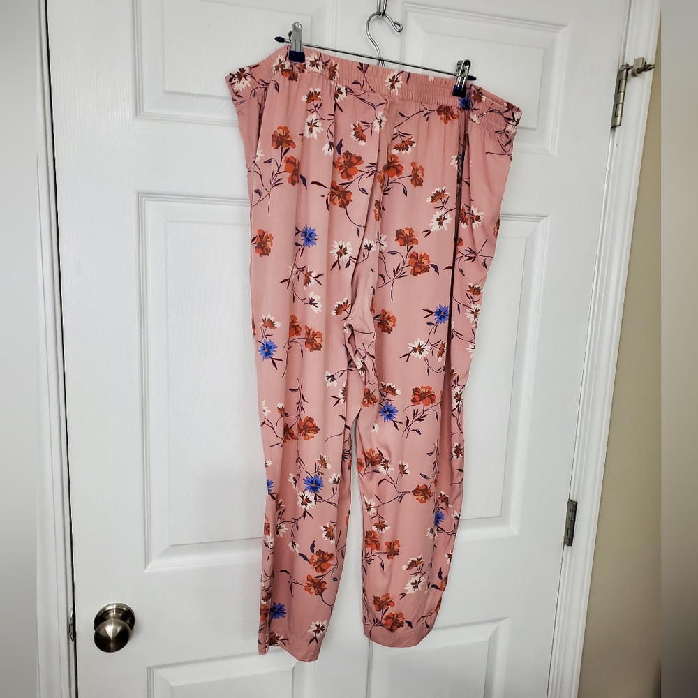 Jessica Simpson Floral Knit Cropped Pants/Capris - Picture 7 of 13